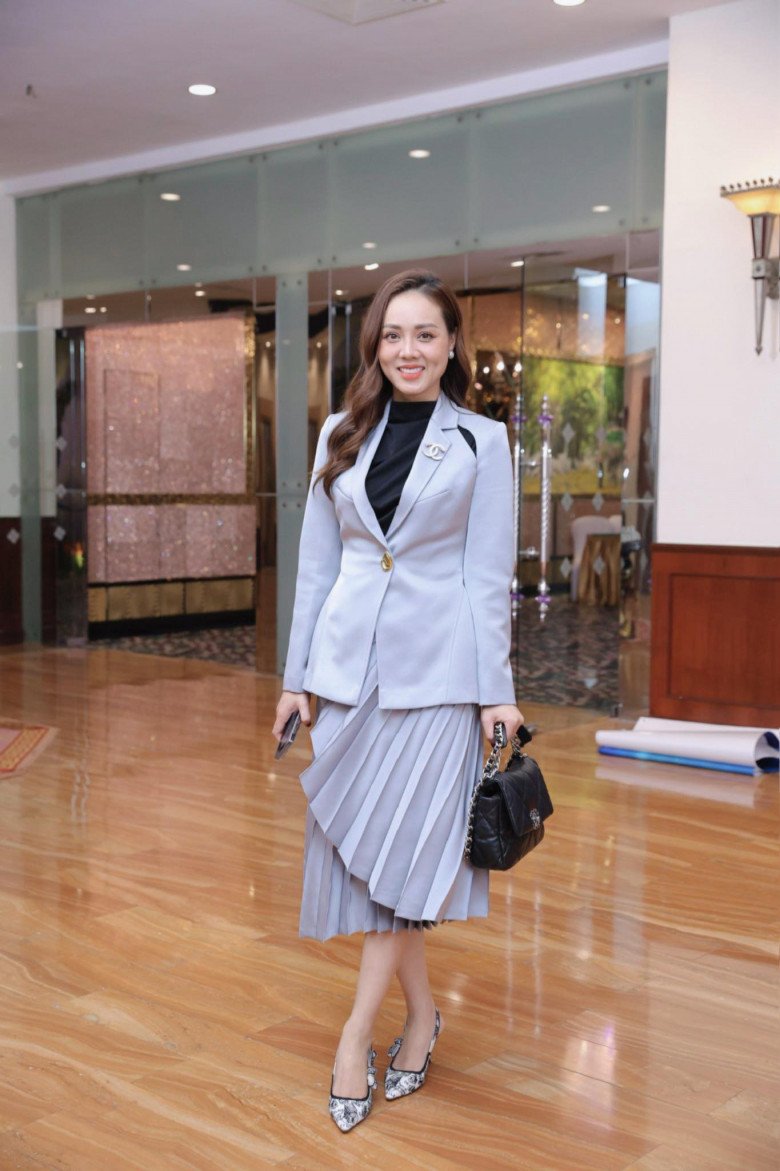 Vợ Công Lý &#34;lên đồ&#34; đi làm, mặc mốt váy &#34;xộc xệch&#34; vẫn được cả làng khen xinh - 1