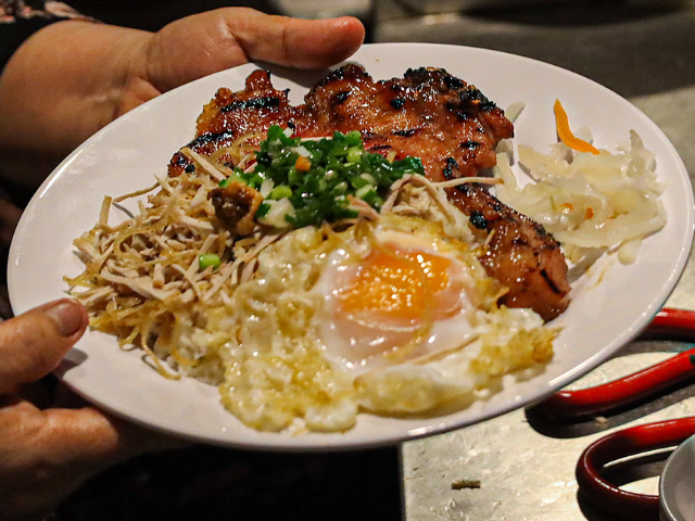 Quận 4 Sài Gòn phong phú món ăn ngon giá rẻ, khách xếp hàng chờ "cơm tấm bãi rác" - 2