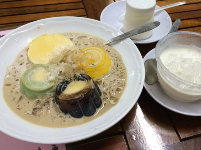 Quận 4 Sài Gòn phong phú món ăn ngon giá rẻ, khách xếp hàng chờ "cơm tấm bãi rác" - 3