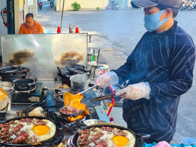 Quận 4 Sài Gòn phong phú món ăn ngon giá rẻ, khách xếp hàng chờ "cơm tấm bãi rác" - 4