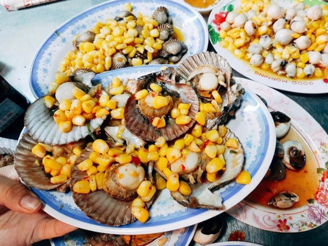 Quận 4 Sài Gòn phong phú món ăn ngon giá rẻ, khách xếp hàng chờ "cơm tấm bãi rác" - 7