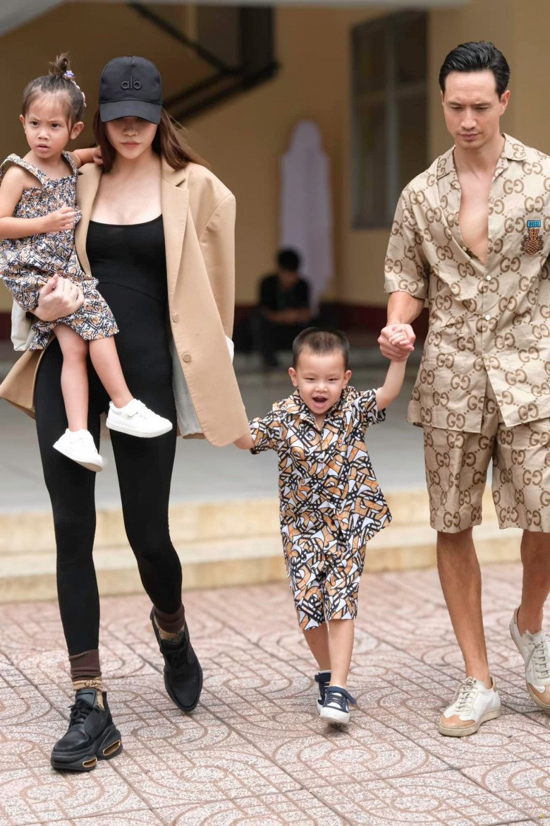 Ngắm hội con sao Việt mặc đẹp nhất 2023: Cặp song sinh Lisa - Leon nhỏ tuổi nhất vẫn sành điệu - 2
