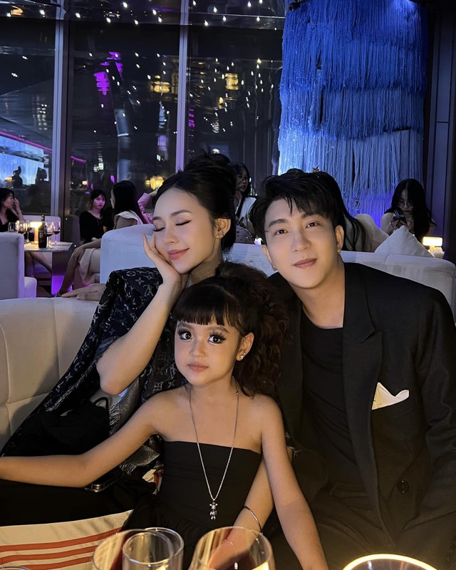 Quỳnh Kool và &#34;con gái&#34; lên đời phong cách, xưa mặc bình dân, giờ giàu có &#34;lên đồ&#34; lộng lẫy - 10