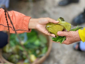 Về Tây Ninh đi chợ mà không cần dùng tiền, chỉ lấy lá cây để mua sắm