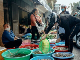 Khu chợ tồn tại hơn trăm năm giữa lòng phố cổ: Xưa tạm bợ nhỏ xíu, nay thành ngôi chợ quê hiếm hoi còn sót lại ở Thủ đô