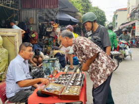 Thủ đô có một phiên chợ chuyên bán đồ cũ, xưa chỉ người già tới nay giới trẻ cũng cực mê