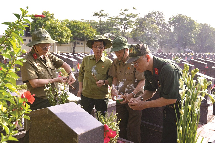 Những người lính lặng thầm đi tìm hài cốt đồng đội cũ - 2