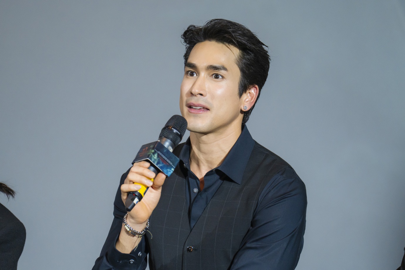 Nadech Kugimiya - nam diễn viên Quỷ Ăn Tạng vừa sang Việt Nam: Đẹp trai &#34;không góc chết&#34;, vừa chung thủy vừa học giỏi - 4