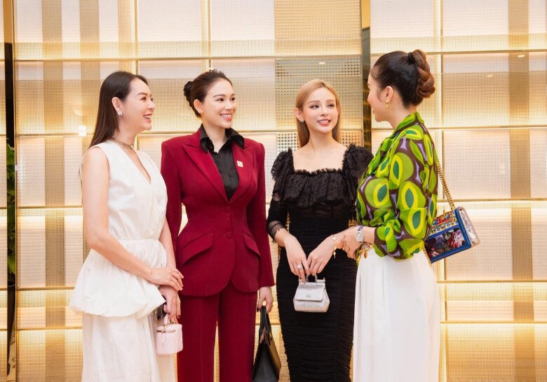 Con dâu tỷ phú Việt, mặc đồ bộ đơn giản đứng cạnh Hồ Ngọc Hà vẫn trẻ đẹp sáng chói - 3