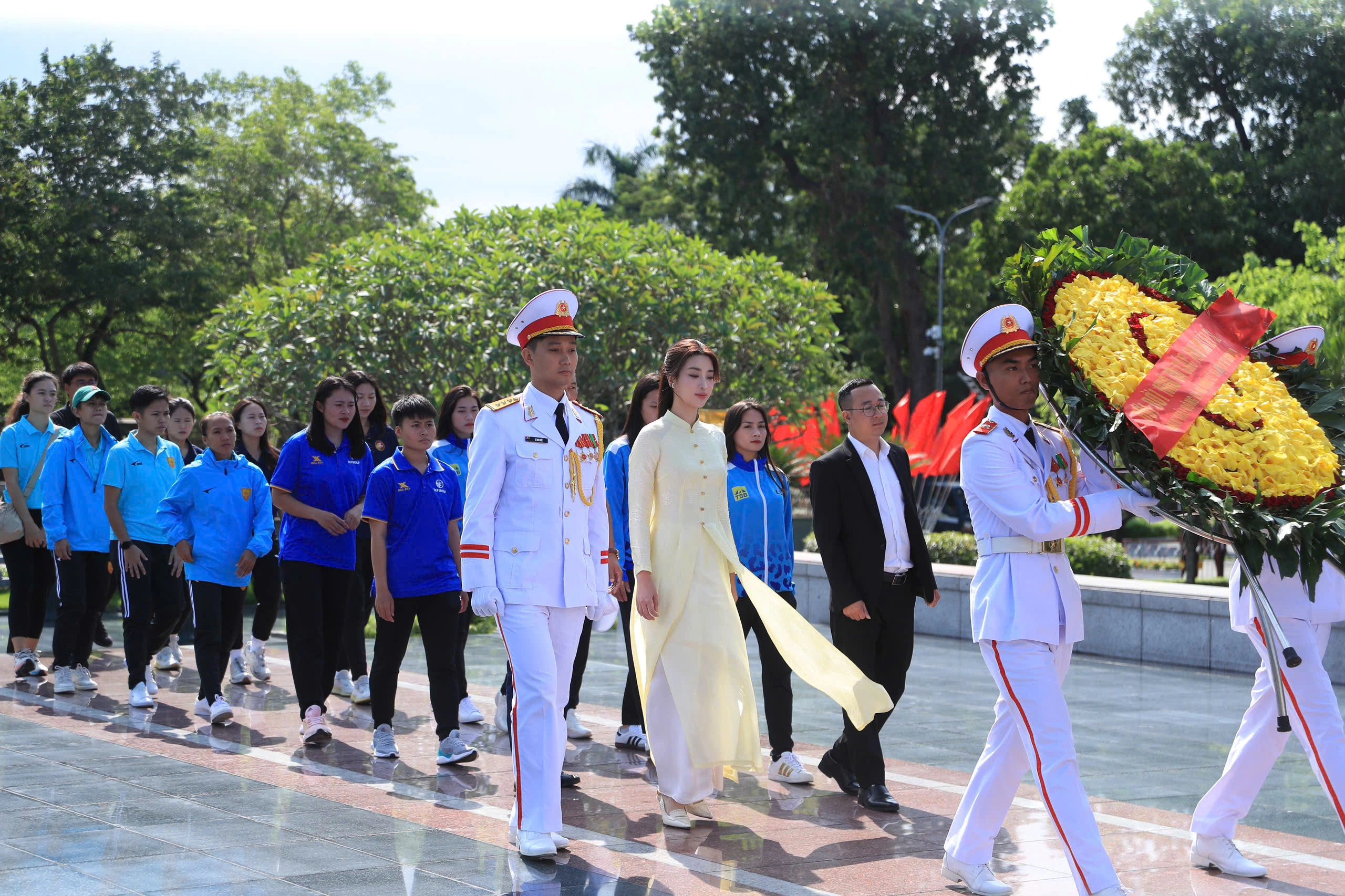 Đỗ Mỹ Linh và muôn kiểu ăn mặc ra sân bóng, khi đu trend đồ ngủ, lúc diện áo dài thướt tha chuẩn Hoa hậu - 2