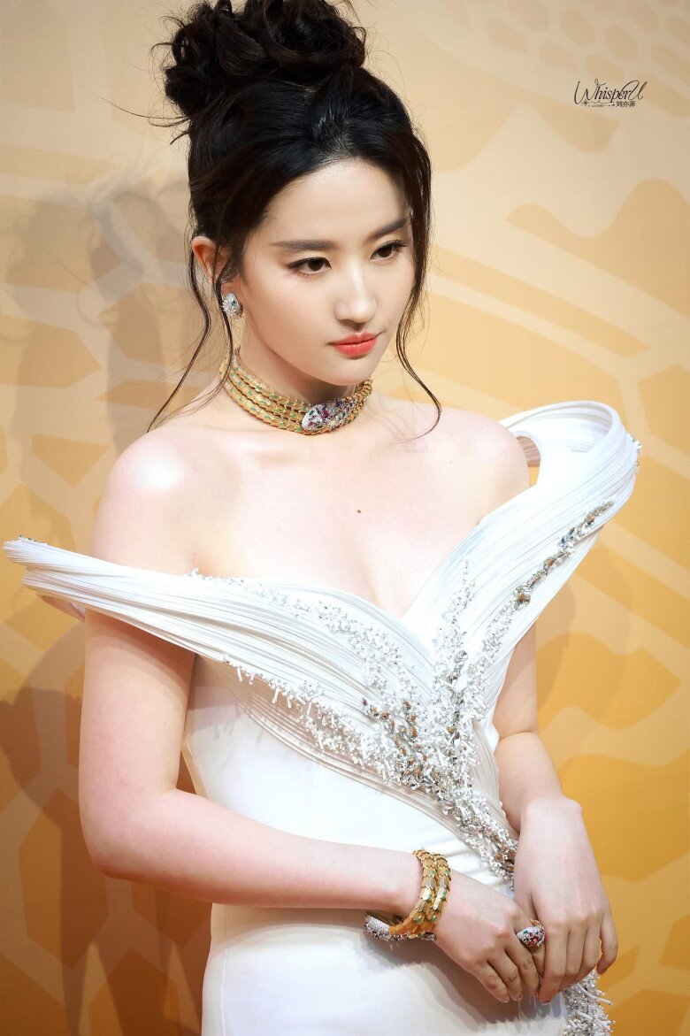 Những lần Lưu Diệc Phi mặc đồ gợi cảm, nhận ra lý do cô không bao giờ ép mình theo chuẩn “mình hạc xương mai” - 5