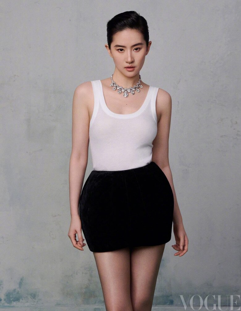 Những lần Lưu Diệc Phi mặc đồ gợi cảm, nhận ra lý do cô không bao giờ ép mình theo chuẩn “mình hạc xương mai” - 2