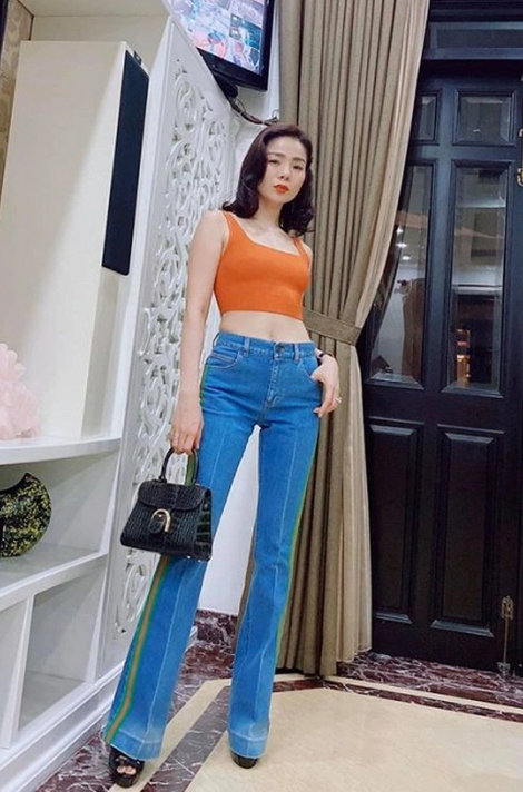 Hoa hậu 4 con mặc hiếm hoi mặc áo ngắn cũn cỡn, U50 khoe chiếc eo &#34;chất lượng cao&#34; - 6