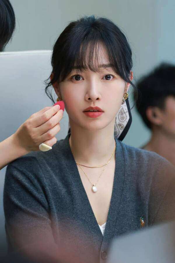 Kiểu tóc mái có thể thay đổi cả khuôn mặt như đi thẩm mỹ, che mờ mọi khuyết điểm, 9/10 phụ nữ thành công - 4