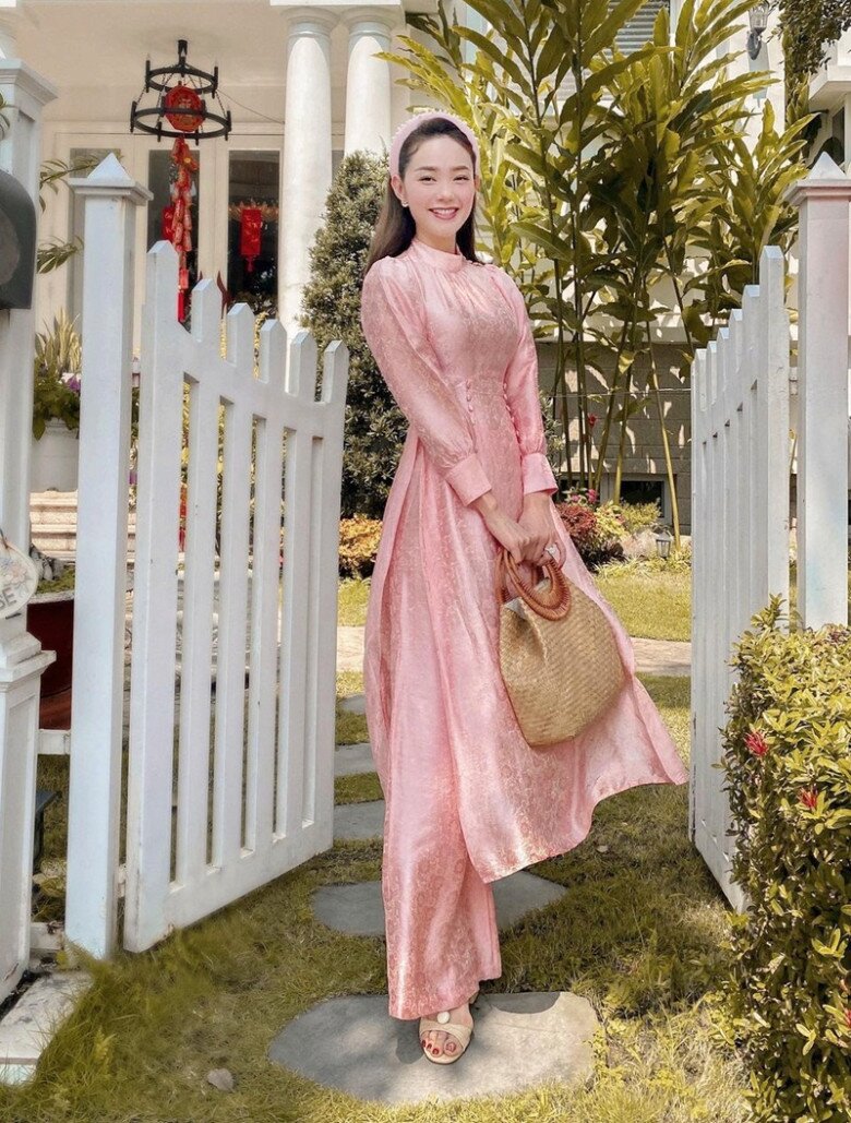 Mặc áo dài nên mang giày gì? 6 đôi giày đẹp tôn dáng xinh cho hội chị em xúng xính áo dài - 5