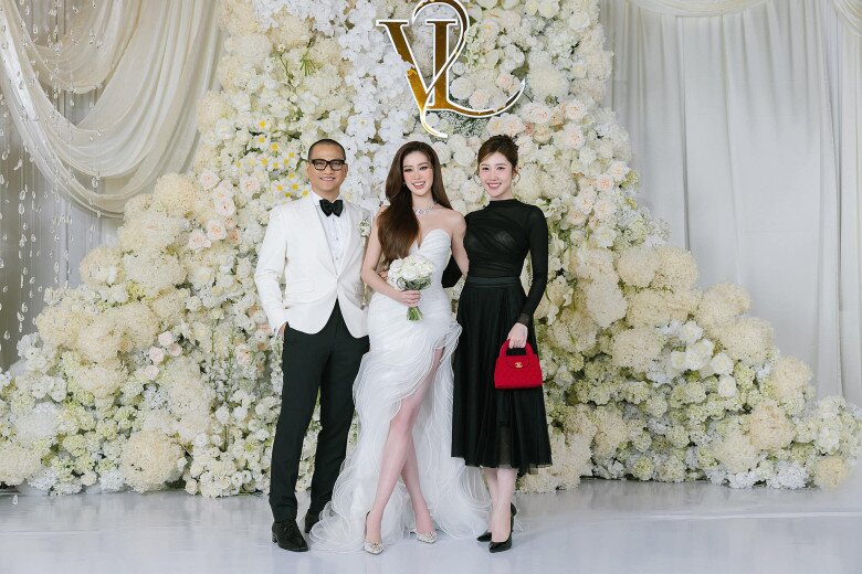 Thúy Ngân dự đám cưới hoa hậu Khánh Vân, diện váy kín đáo vẫn bị &#34;phản chủ&#34; - 8