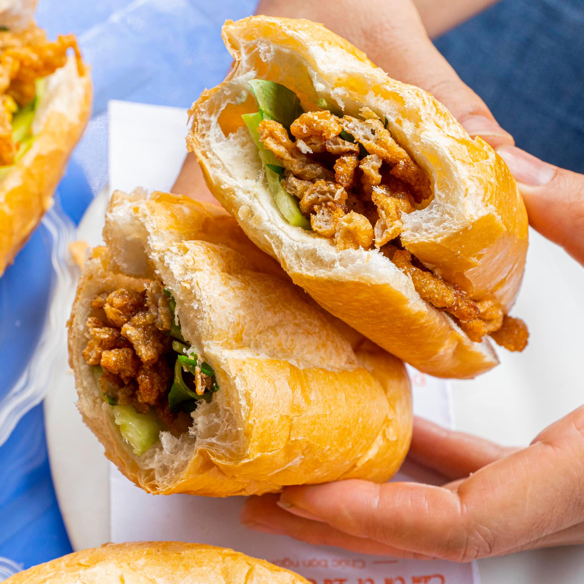 6 quán bánh mì chả cá nổi tiếng ở Hà Nội, có tiệm vượt ngàn cây số ra Thủ đô, xe đẩy vỉa hè mà khách nườm nượp - 1