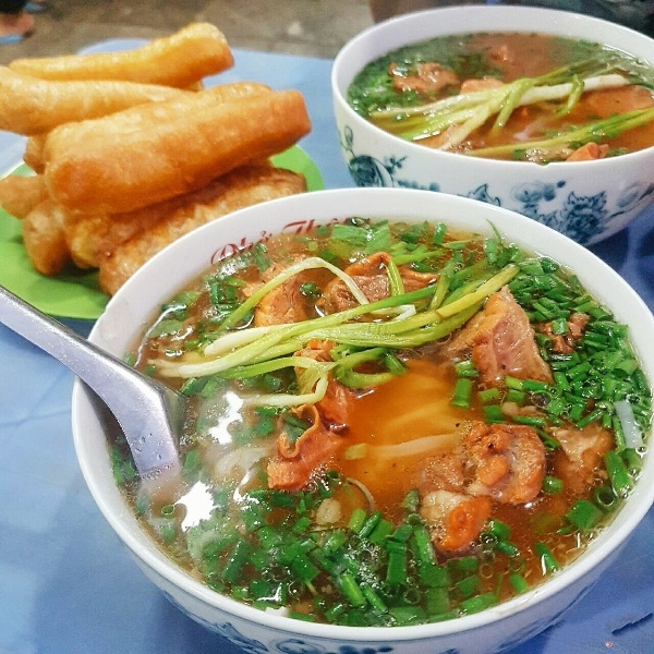 Quán phở “thật thà” nhất Hà Nội, 40 năm chỉ mở bán đêm khuya, ban ngày khách thèm mấy cũng không có để ăn  - 1