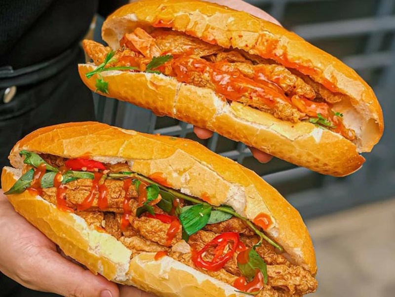 6 quán bánh mì chả cá nổi tiếng ở Hà Nội, có tiệm vượt ngàn cây số ra Thủ đô, xe đẩy vỉa hè mà khách nườm nượp - 2