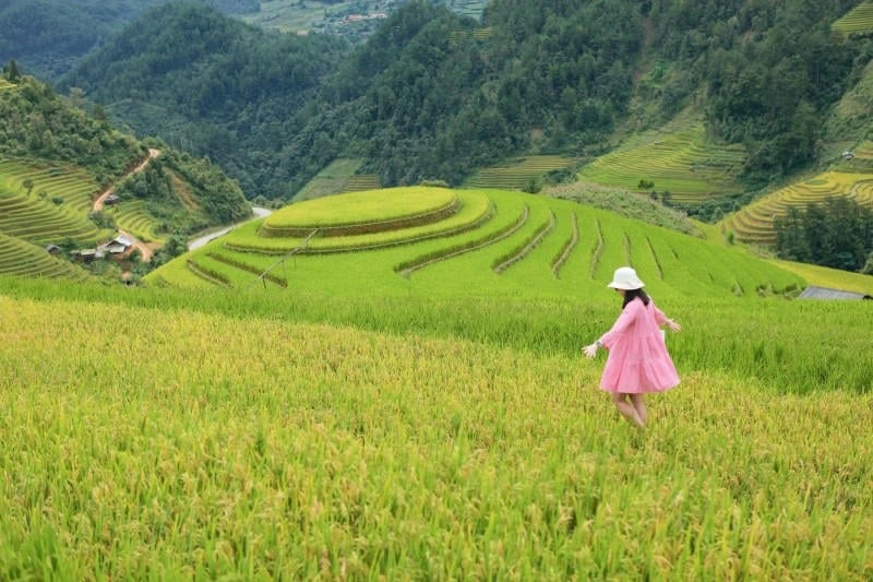 9 cách tạo dáng chụp ảnh ở ruộng bậc thang siêu dễ, giúp nàng hóa cô thôn nữ trong tích tắc - 1