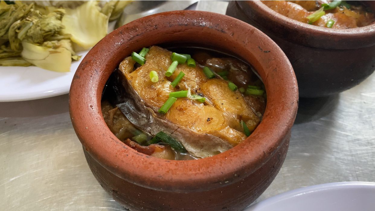 Ở Hà Nội có một quán cơm “lạ” không biển hiệu, ngày nào khách cũng xếp hàng dài kín ngõ để chờ ăn - 2