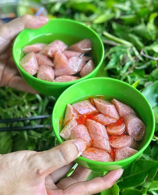 Món nem chua Hải Phòng “phủ sóng” Hà Nội: Thực khách mê mẩn bởi hương vị lạ, đắt gấp đôi vẫn xếp hàng chờ mua - 3