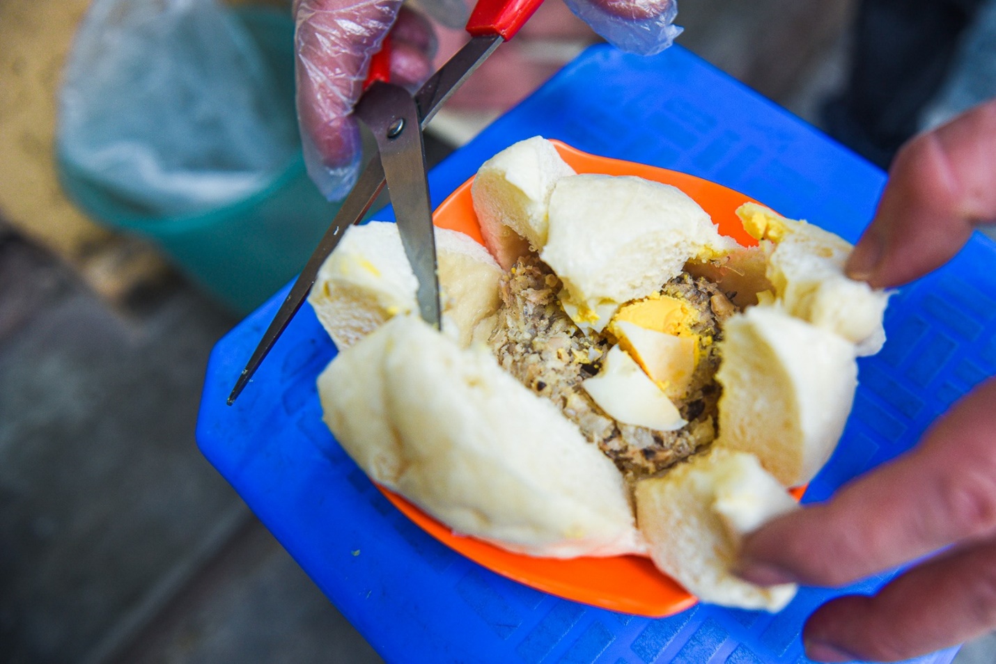 Quán bánh bao “chảnh” nhất Hà Nội: Ngày chỉ làm đúng 200 cái, khách xếp hàng dài, ai không chờ được cứ về - 2