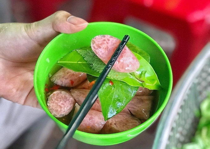 Món nem chua Hải Phòng “phủ sóng” Hà Nội: Thực khách mê mẩn bởi hương vị lạ, đắt gấp đôi vẫn xếp hàng chờ mua - 2