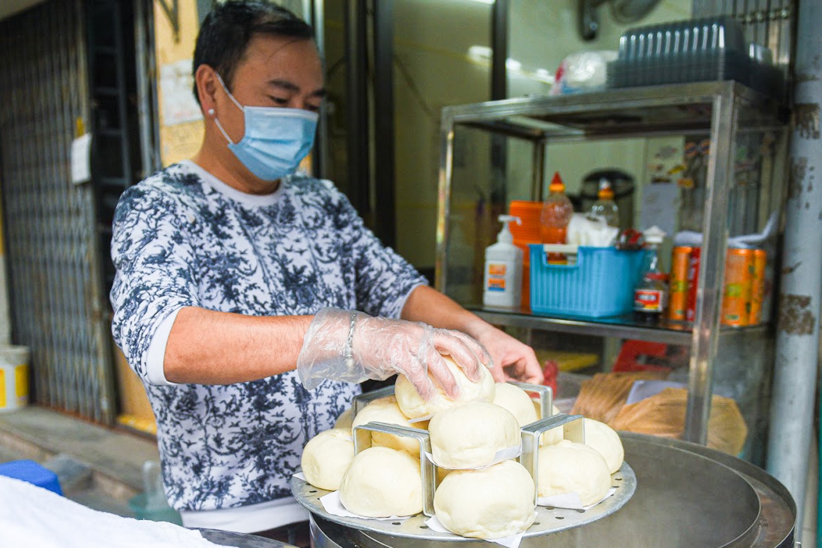 Quán bánh bao “chảnh” nhất Hà Nội: Ngày chỉ làm đúng 200 cái, khách xếp hàng dài, ai không chờ được cứ về - 1