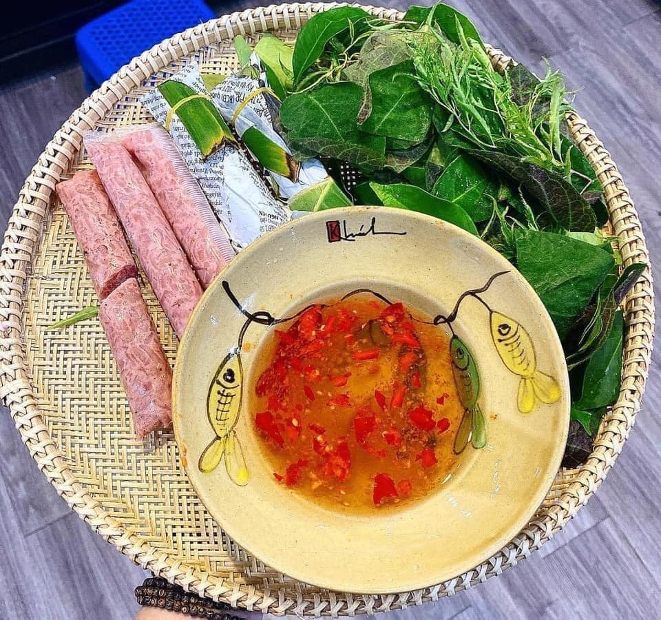 Món nem chua Hải Phòng “phủ sóng” Hà Nội: Thực khách mê mẩn bởi hương vị lạ, đắt gấp đôi vẫn xếp hàng chờ mua - 1