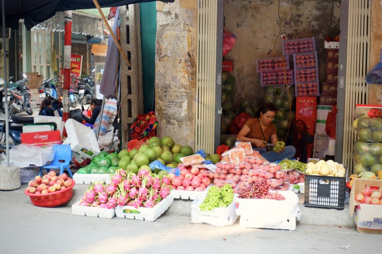 Khu chợ bé xíu lọt thỏm giữa lòng Hà Nội nhưng là &#34;thiên đường ăn vặt&#34;, nổi đình đám giới học sinh - sinh viên - 3