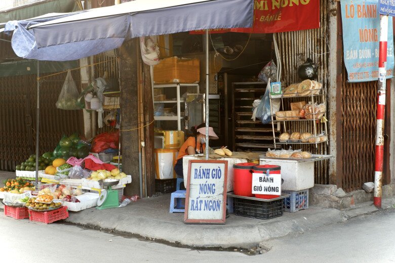 Khu chợ bé xíu lọt thỏm giữa lòng Hà Nội nhưng là &#34;thiên đường ăn vặt&#34;, nổi đình đám giới học sinh - sinh viên - 4