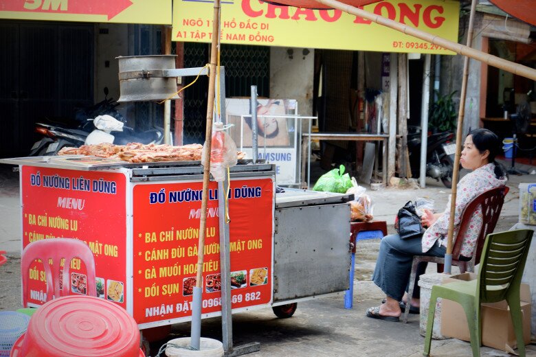 Khu chợ bé xíu lọt thỏm giữa lòng Hà Nội nhưng là &#34;thiên đường ăn vặt&#34;, nổi đình đám giới học sinh - sinh viên - 5