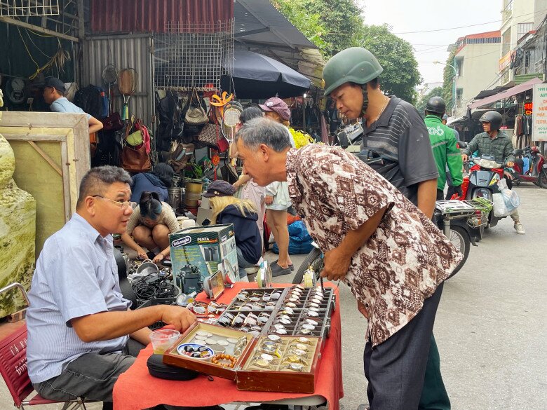 Thủ đô có một phiên chợ chuyên bán đồ cũ, xưa chỉ người già tới nay giới trẻ cũng cực mê - 9