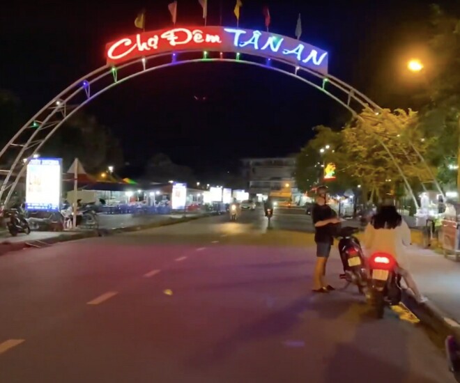 Khu chợ &#34;không ngủ&#34; giữa lòng Long An, du khách nào cũng thích mê vì bán đồ siêu rẻ - 1