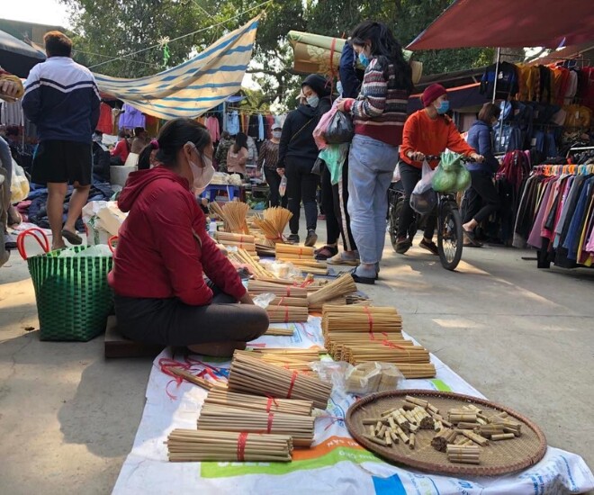 Giữa lòng Hà Nội có phiên chợ chuẩn &#34;quê&#34;, khiến bạn như &#34;xuyên không&#34; về 30 năm trước - 1