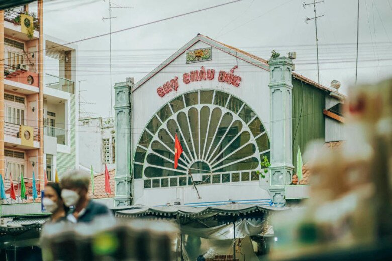 Thăm khu chợ nổi tiếng bậc nhất An Giang: Là niềm kiêu hãnh của người dân "xứ mắm" dù chỉ bán một loại hàng - 1