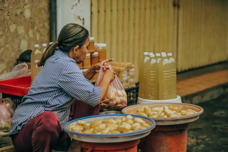 Thăm khu chợ nổi tiếng bậc nhất An Giang: Là niềm kiêu hãnh của người dân "xứ mắm" dù chỉ bán một loại hàng - 14