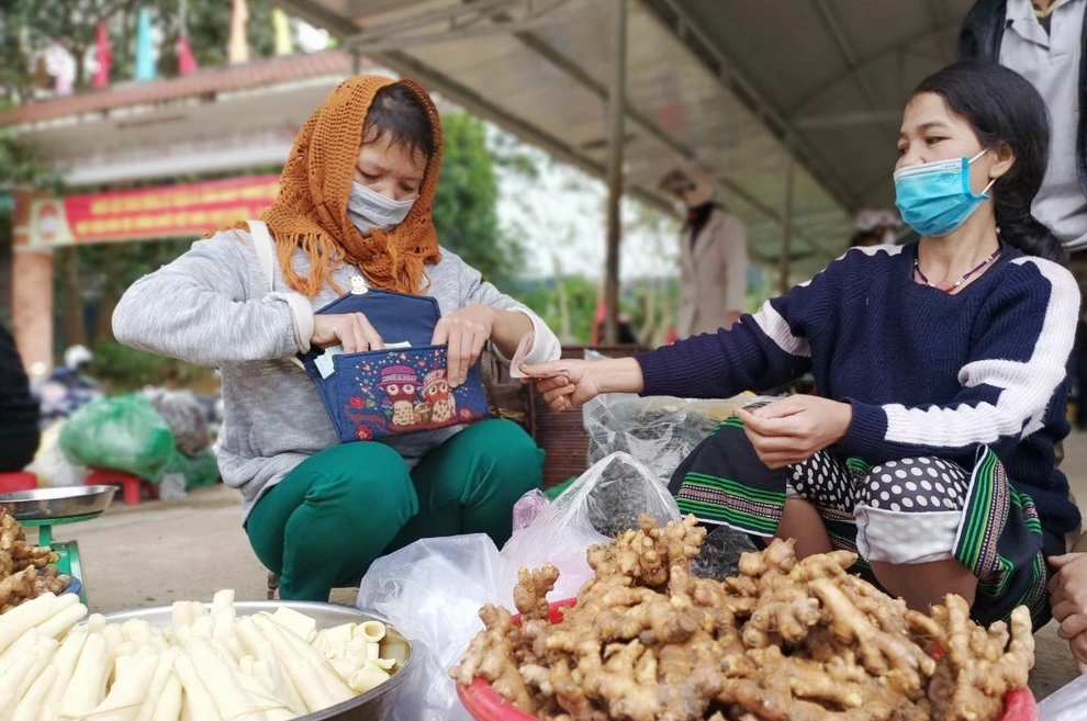 &#34;Chợ năm ngàn&#34; chỉ có ở Quảng Nam, du khách thích mê vì toàn đặc sản rừng siêu sạch bán với giá 5.000 đồng - 5