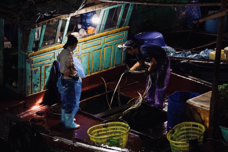 Giữa lòng Hạ Long có một khu chợ chuyên bán hải sản vừa bắt từ biển lên, muốn mua phải đi vào tối đêm - 2