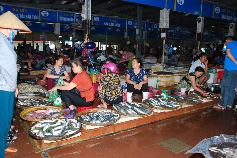 Giữa lòng Thanh Hóa có khu chợ chuyên bán hải sản tươi sống, khách đến mua ê hề không lo &#34;chặt chém&#34; - 2