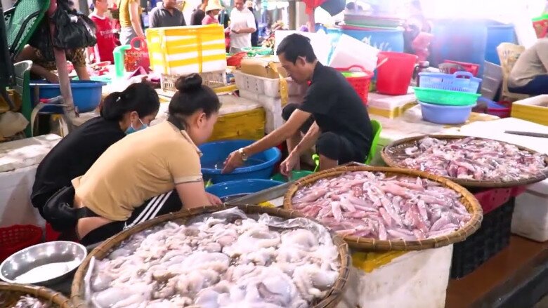 Giữa lòng Thanh Hóa có khu chợ chuyên bán hải sản tươi sống, khách đến mua ê hề không lo &#34;chặt chém&#34; - 4