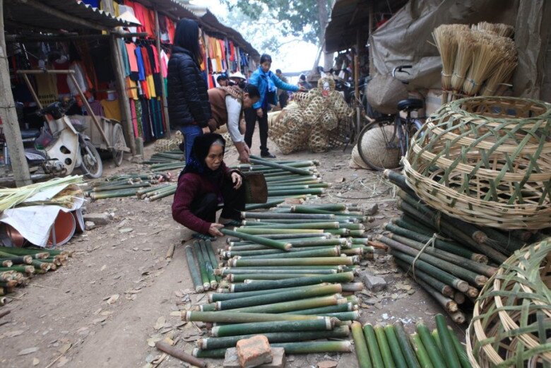 Giữa lòng Hà Nội có phiên chợ chuẩn &#34;quê&#34;, khiến bạn như &#34;xuyên không&#34; về 30 năm trước - 3
