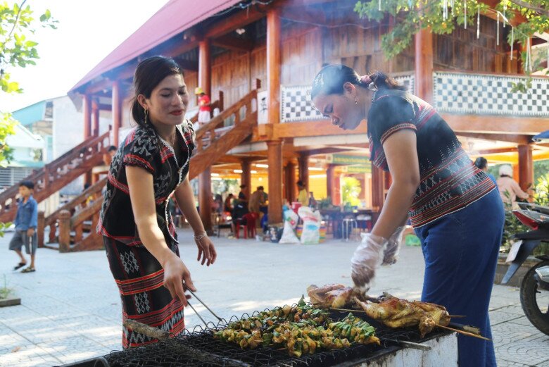 Phiên chợ đậm chất núi rừng giữa lòng xứ Huế: Chỉ bán toàn đặc sản rừng ngon - bổ - rẻ - 2