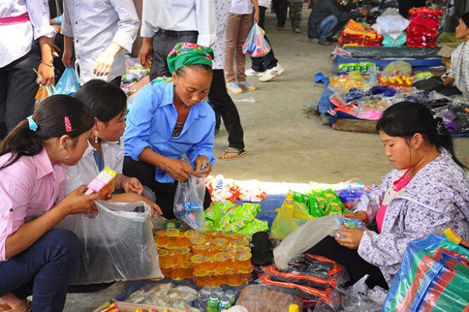 Nghệ An có phiên chợ nằm giữa biên giới ai cũng tò mò tìm đến chơi, bán đủ món đặc sản 2 nước Lào - Việt - 2