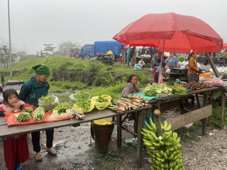 Nghệ An có phiên chợ nằm giữa biên giới ai cũng tò mò tìm đến chơi, bán đủ món đặc sản 2 nước Lào - Việt - 3