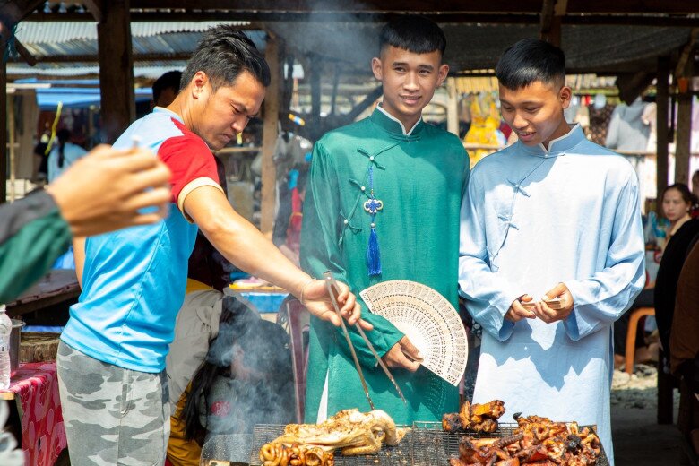 Nghệ An có phiên chợ nằm giữa biên giới ai cũng tò mò tìm đến chơi, bán đủ món đặc sản 2 nước Lào - Việt - 4