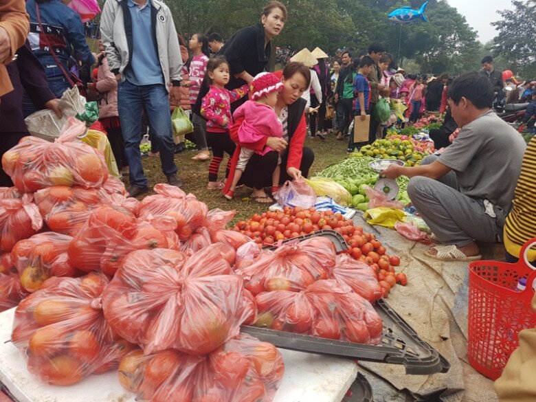 Phiên chợ độc nhất ở Thanh Hóa: Hàng nghìn người đổ về để ném cà chua để cầu may - 2