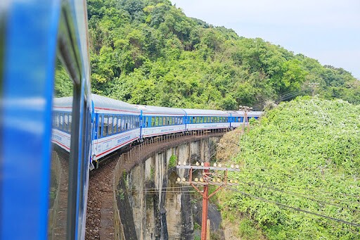 Tuyến đường sắt đẹp nhất Việt Nam: Chỉ 70k/vé tận hưởng chuyến tàu 5 sao cực xịn xò, ngắm view &#34;triệu đô&#34; - 1