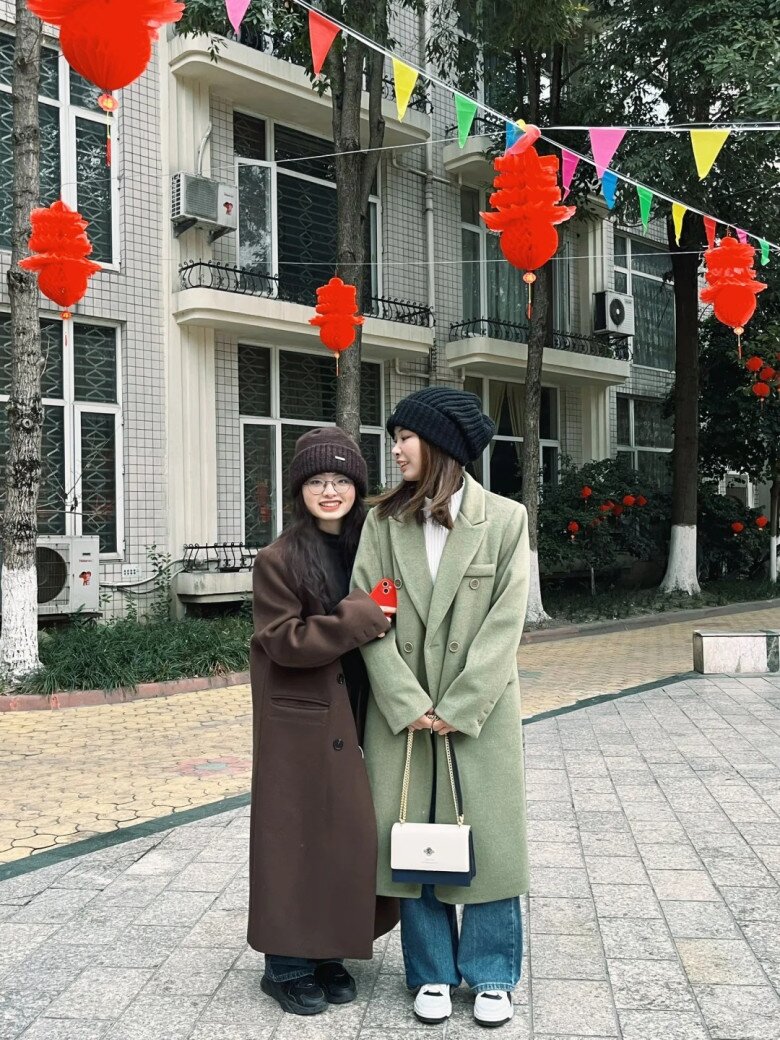 Hội &#34;nấm lùn&#34; đừng mặc áo khoác dài, thay bằng 4 kiểu áo khoác dáng ngắn ngày vừa sành điệu vừa &#34;hack&#34; chiều cao - 2